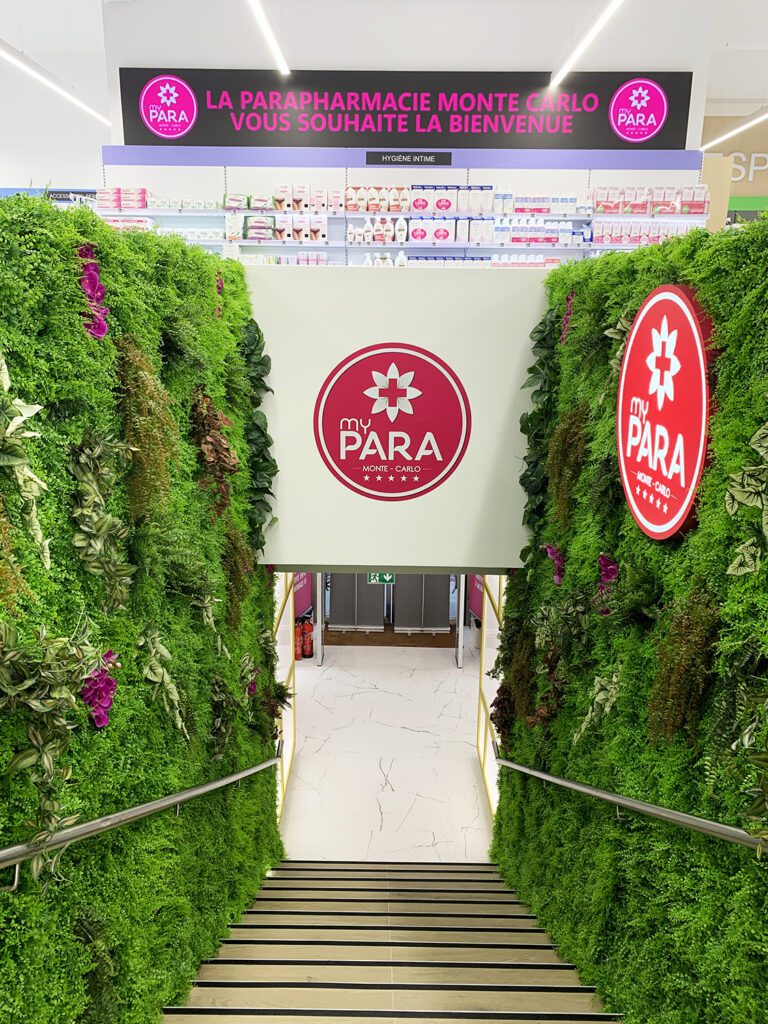 Montée escalier végétalisé dans la parapharmacie MyPara à Monaco