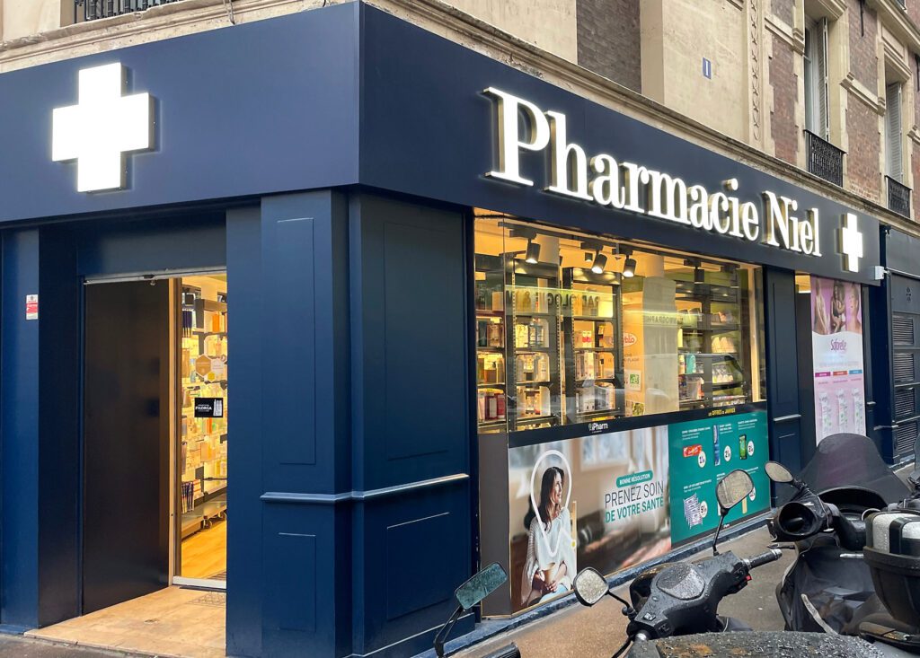 Rénovation de la façade d'une pharmacie à Paris.