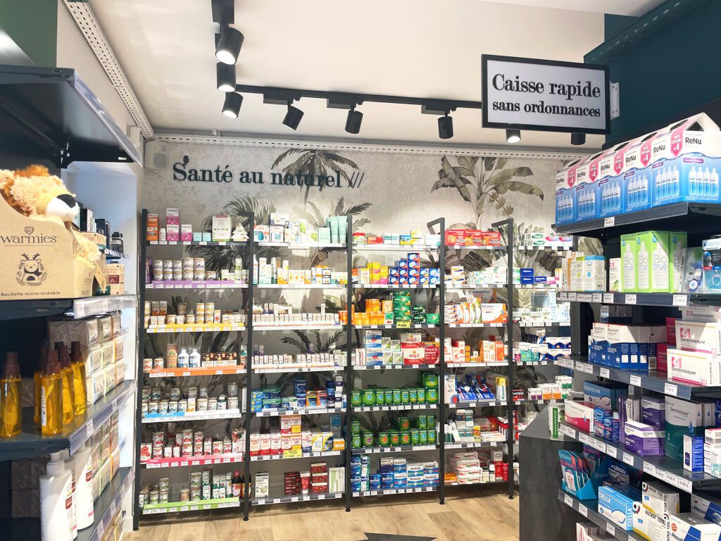 Intérieur de la pharmacie du Niel à Paris 17. Corner nature santé naturel