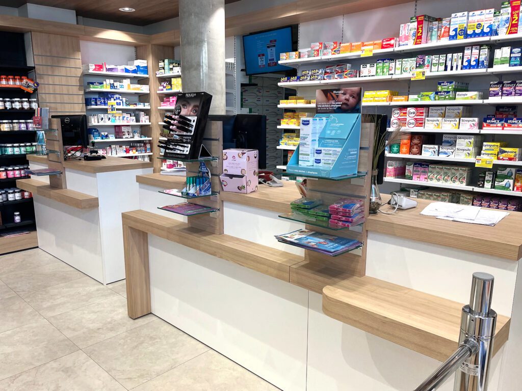 Comptoir caisse ordonnance de pharmacie blanc et bois