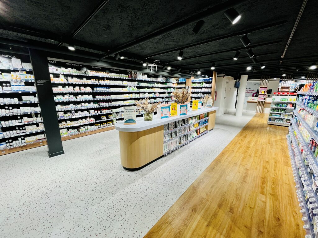 Table centrale, comptoir  Pharmacie du Belvédère