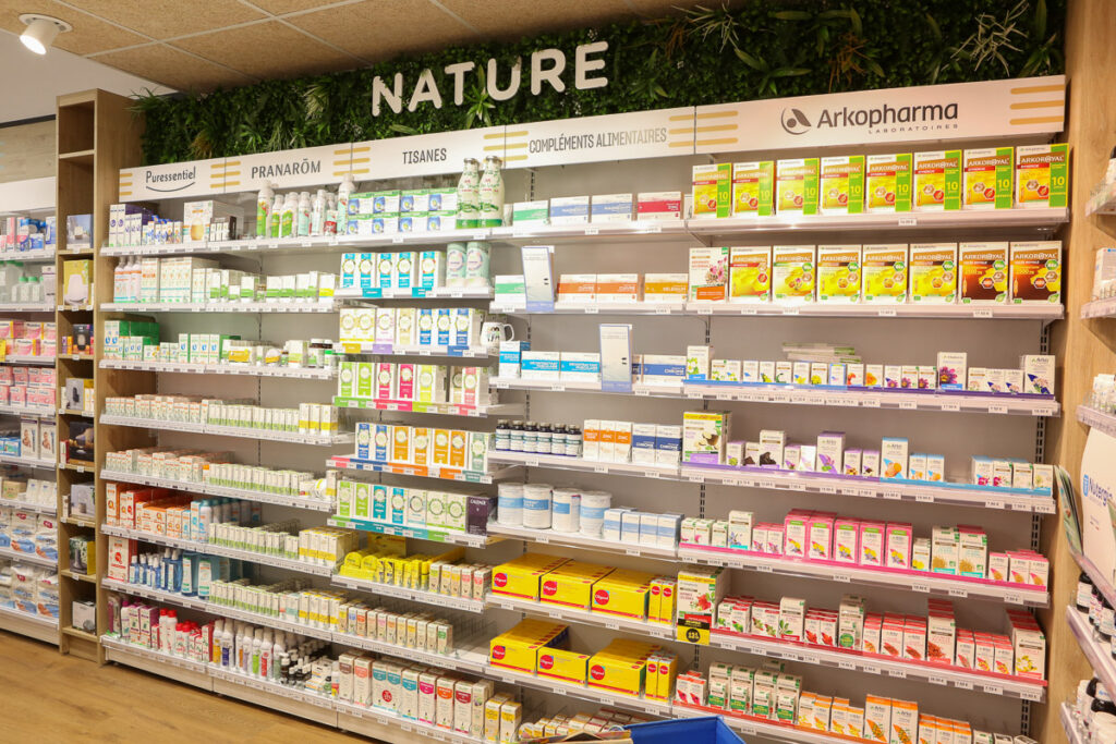 Corner Nature avec signalétique et végétalisation, pharmacie Maillane