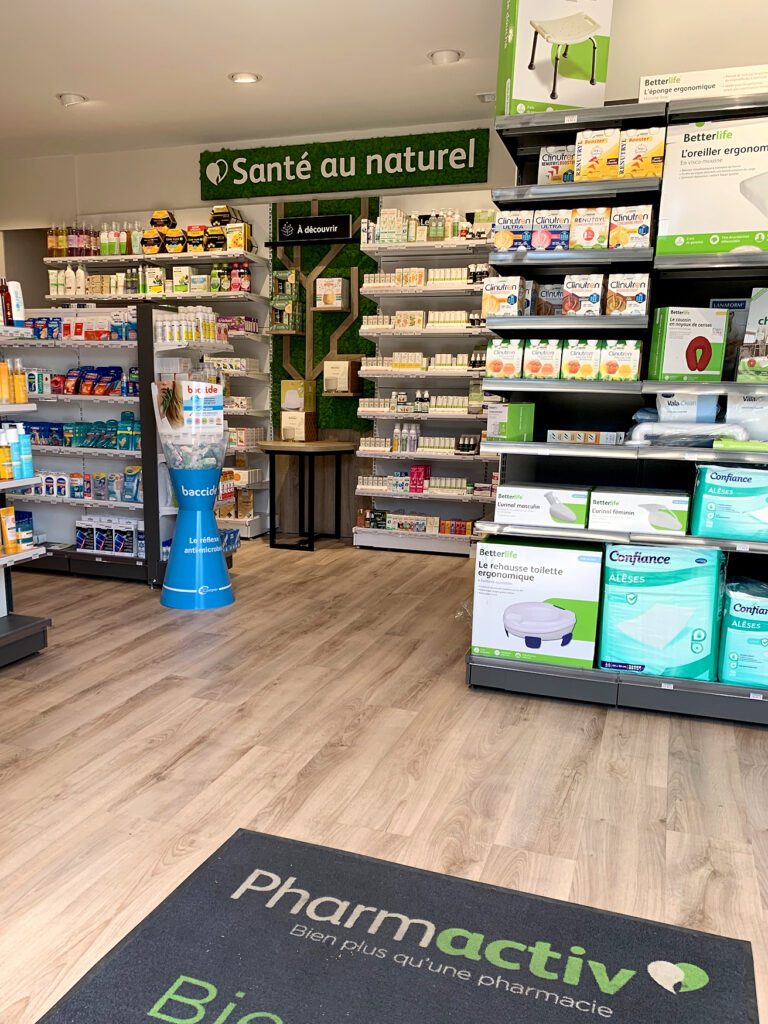 Entrée rénovée de la pharmacie de Voiron, Corner Santé & Nature pharmacie