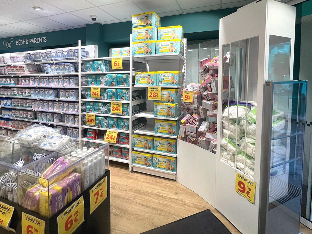 Rangement de l'espace bébé et parents dans la pharmacie avec rack pour les couches, meuble cotopad et distributeur de lingettes