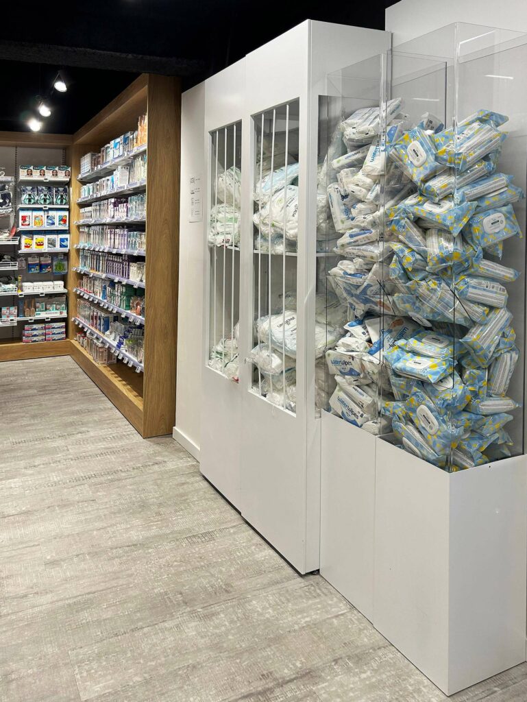 Meuble Cotopad pour ranger des lingettes et des cotons dans un corner bébé en pharmacie. Agencement de pharmacie par Proexpace