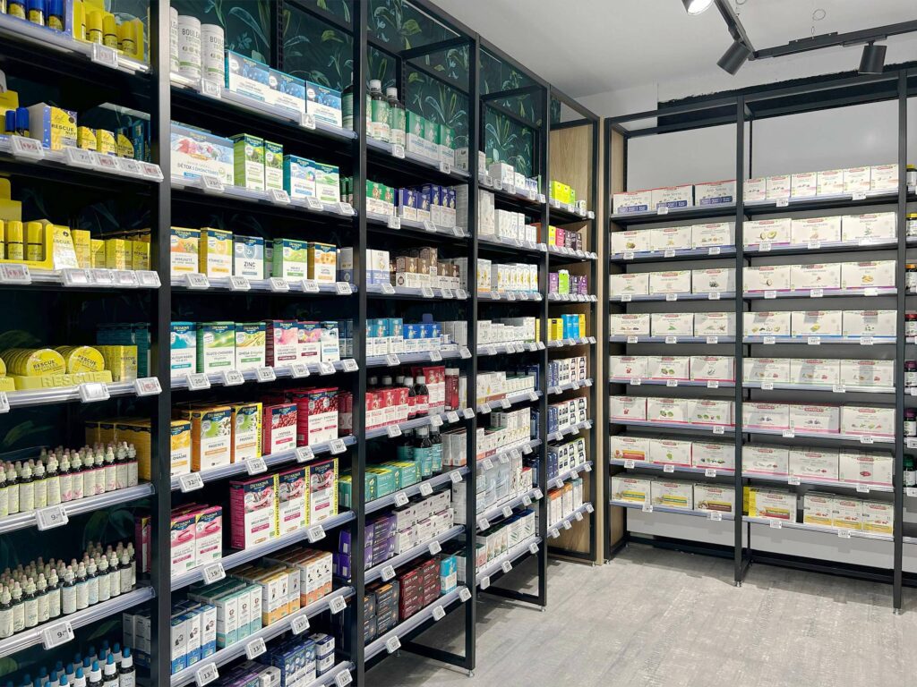 Mobilier tubulaire pour l'agencement d'une pharmacie totalement rénovée par Proexpace à Narbonne