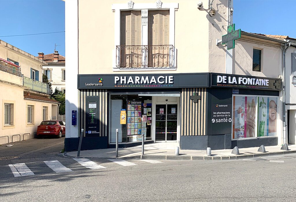 Façade et devanture de la pharmacie de Sorgues, groupement Leadersanté. Rénovation de la pharmacie 2023