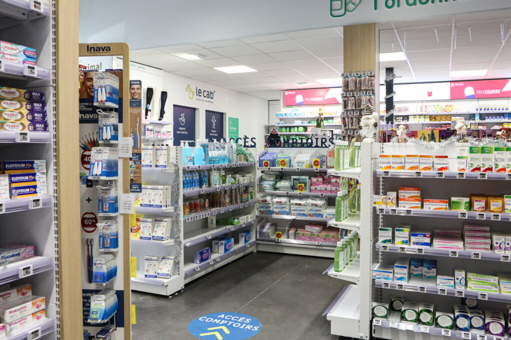 Acces comptoir dans la pharmacie créée par Proexpace à Senas