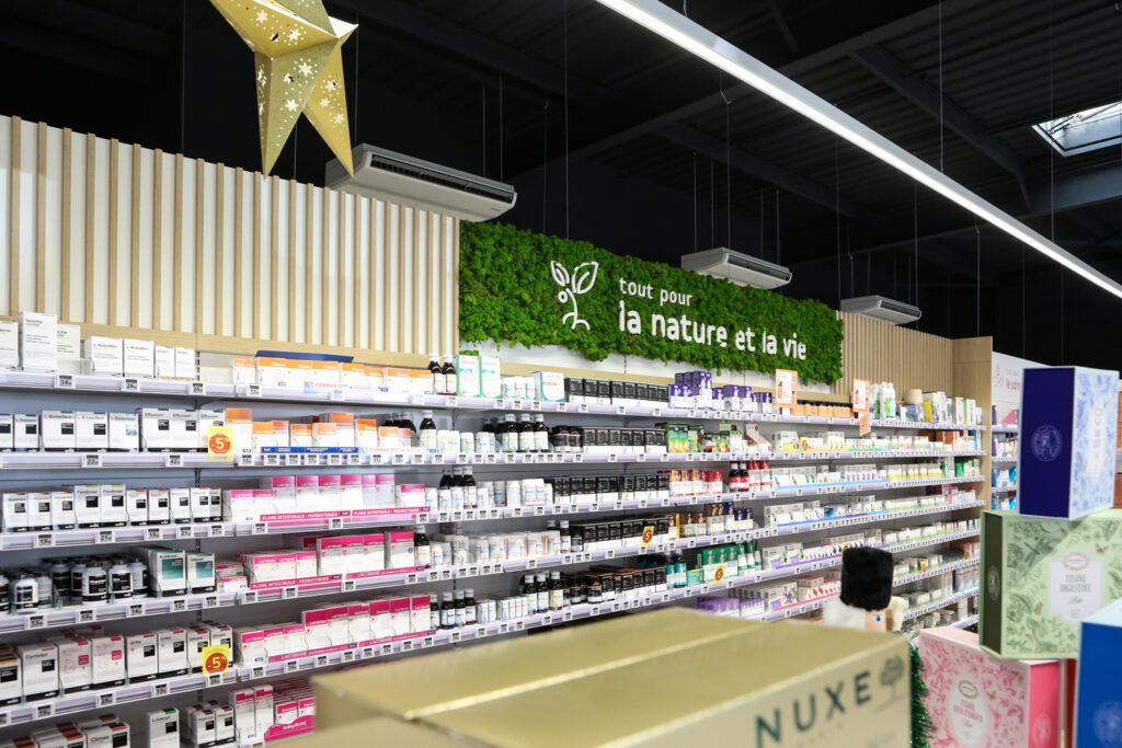 Signalétique murale avec végétaux dans la pharmacie Totum à Senas - Agencement Proexpace