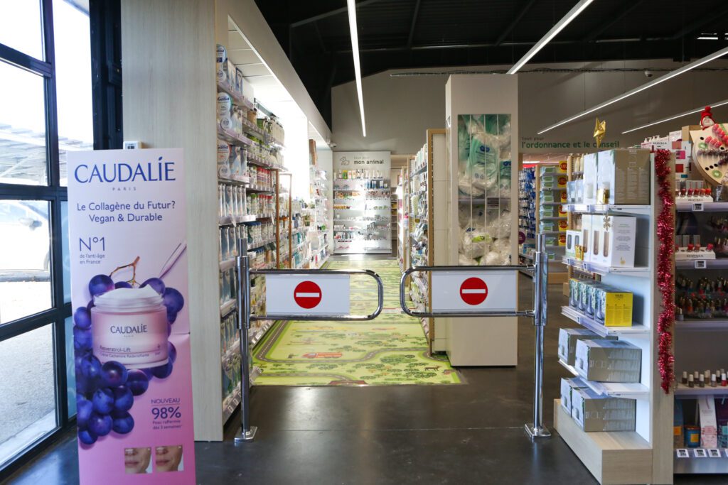 Portillon de sortie dans la pharmacie Capelette à Senas.