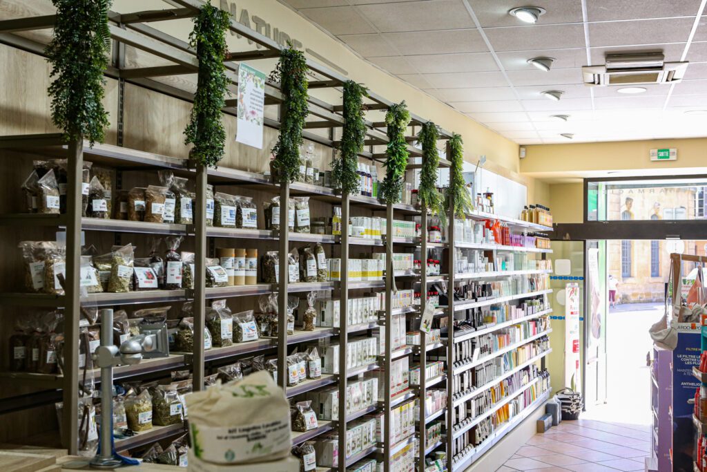 Mobilier tubulaire marqueur pour corner Nature dans Pharmacie