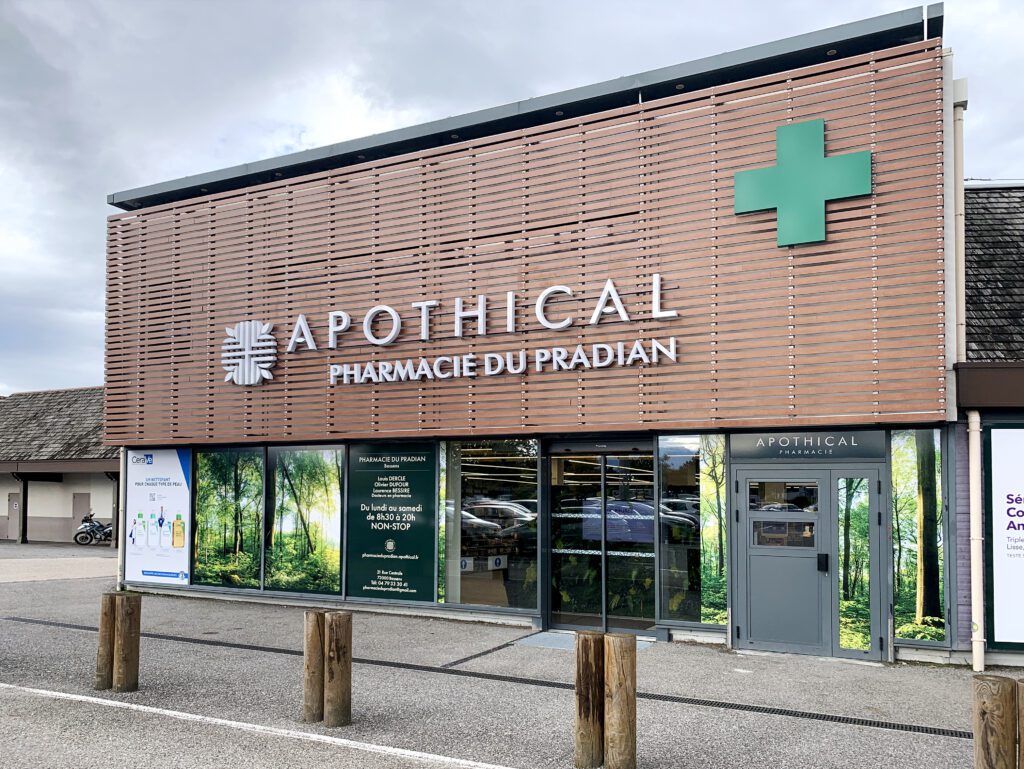 Façade de la pharmacie du Pradian Apothical. Cette façade a un habillage bois