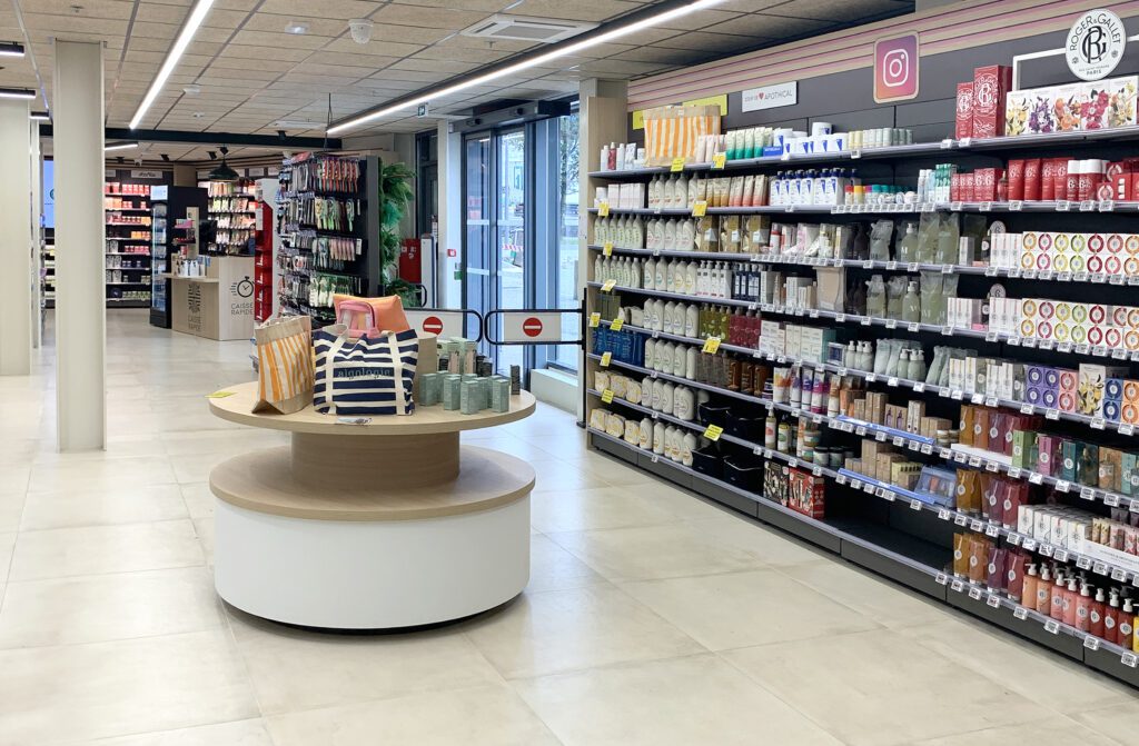 Podium en bois à l'entrée de la pharmacie du Pradian