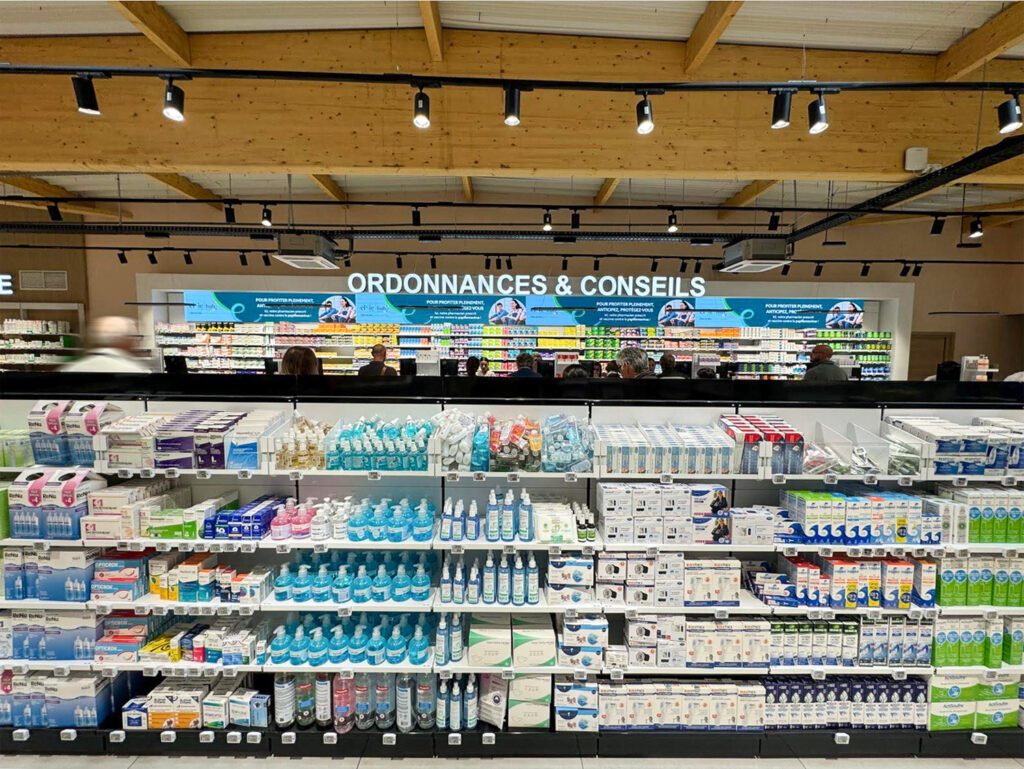 Agencement mobilier metal pharmacie Mesnil Roux