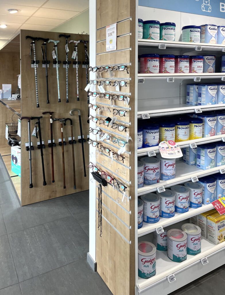 Optimisation de l'espace et du nombre de produits exposés. Pharmacie du Plessis