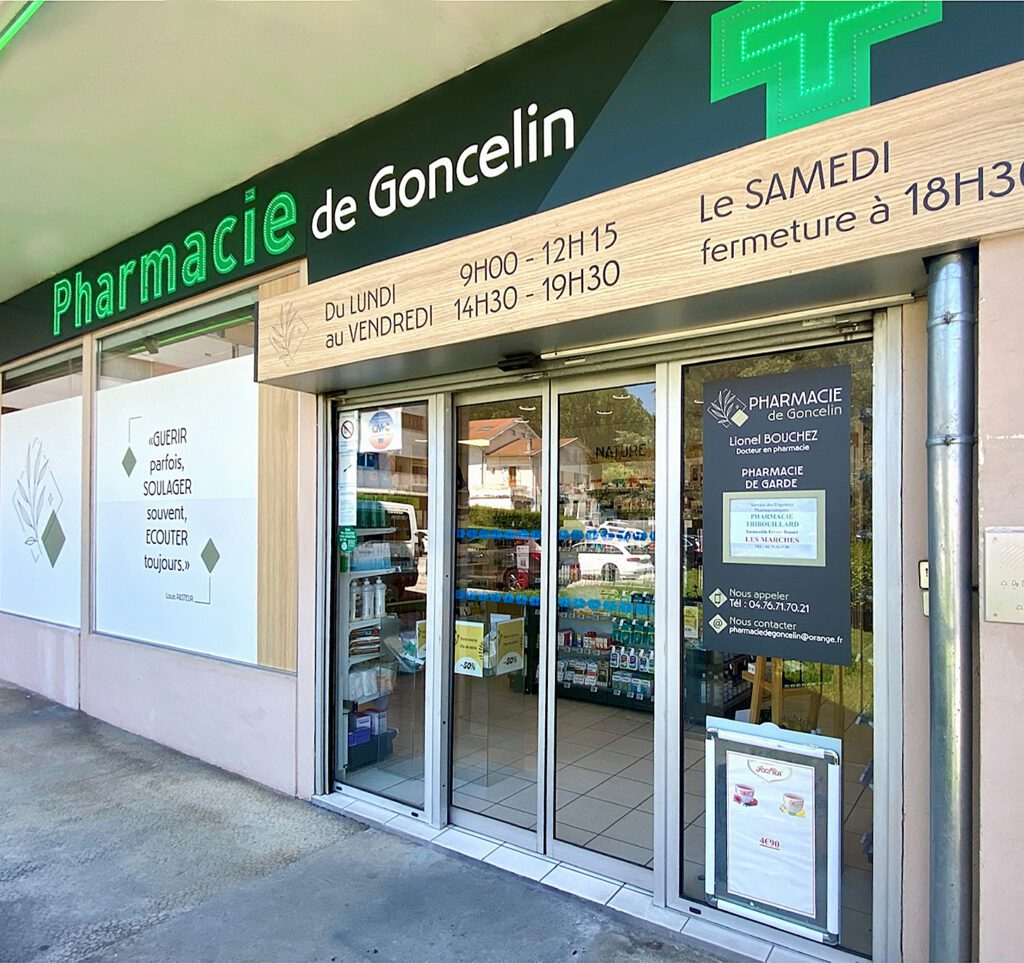 Enseigne et façade de la pharmacie de Goncelin récemment rénovée par Proexpace
