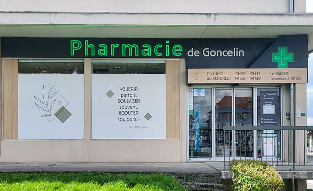 Façade pharmacie rénovée par Proexpace