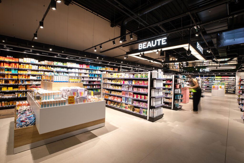 Espace beauté avec signalétique claire visible. Mobilier bois et métal pour l'agencement de la pharmacie