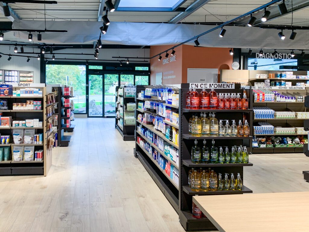 Vue interieure de la pharmacie de Mercurol. Proexpace agenceur spécialisé dans la pharmacie