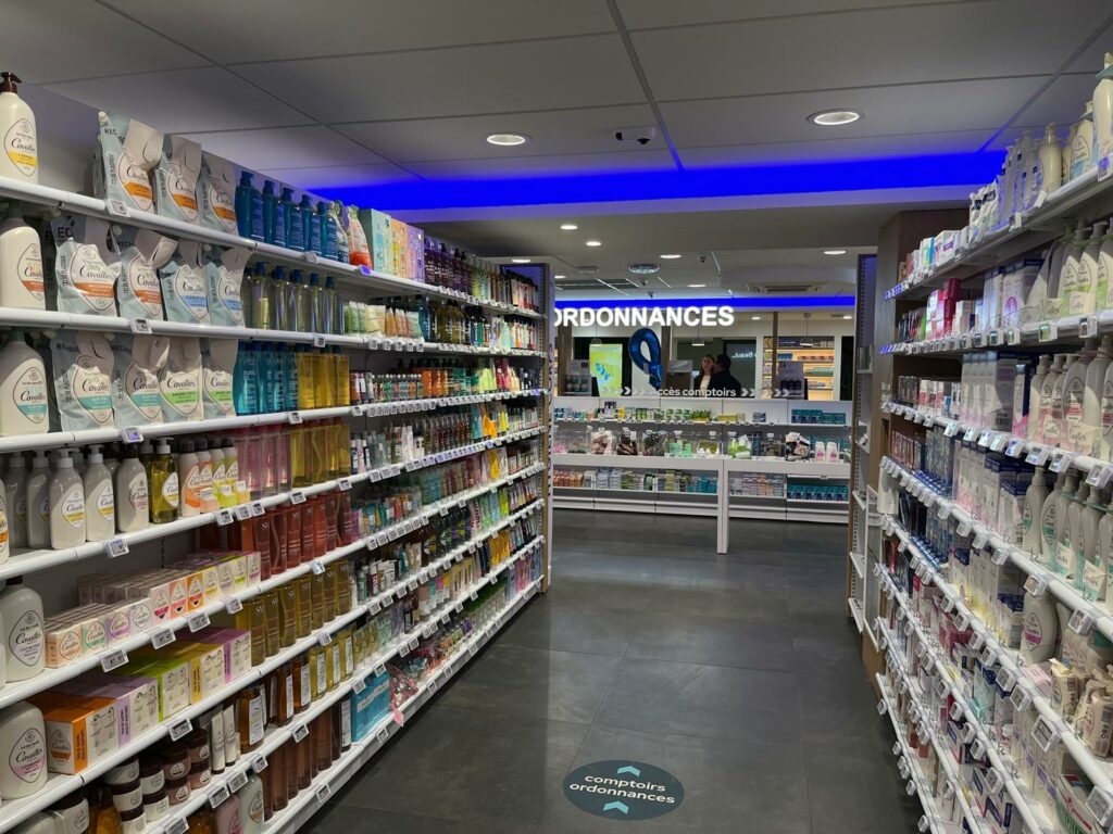 Allée centrale agencement pharamacie - Agrandissement pharmacie 4 vents
