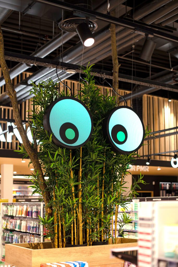 Détail podium pharmacie Flins - Agencement Proexpace