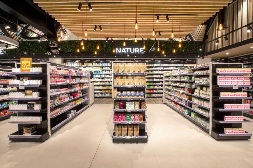 Espace nature, mur végétalisé et suspensions design - Agencement de pharmacie par Proexpace