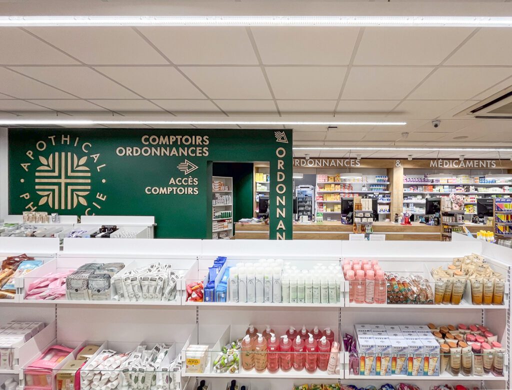 Gondoles basses et signalétique murale pour guider et informer les patients