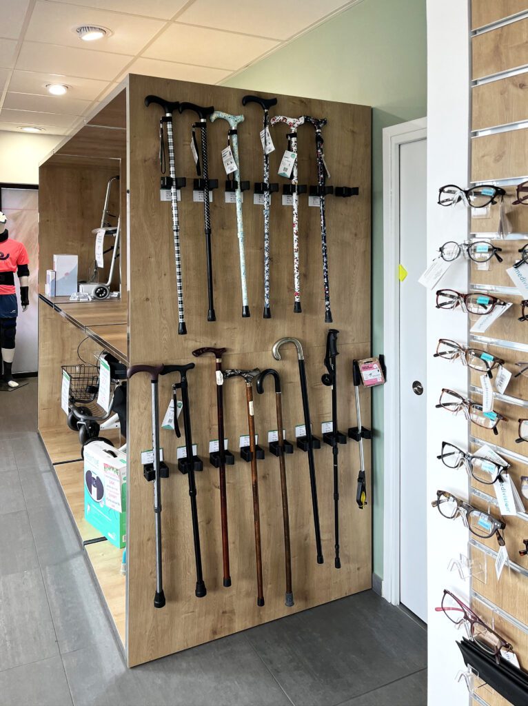 Optimisation de l'espace orthopédie avec la mise en place de support de cannes - Pharmacie du Plessis