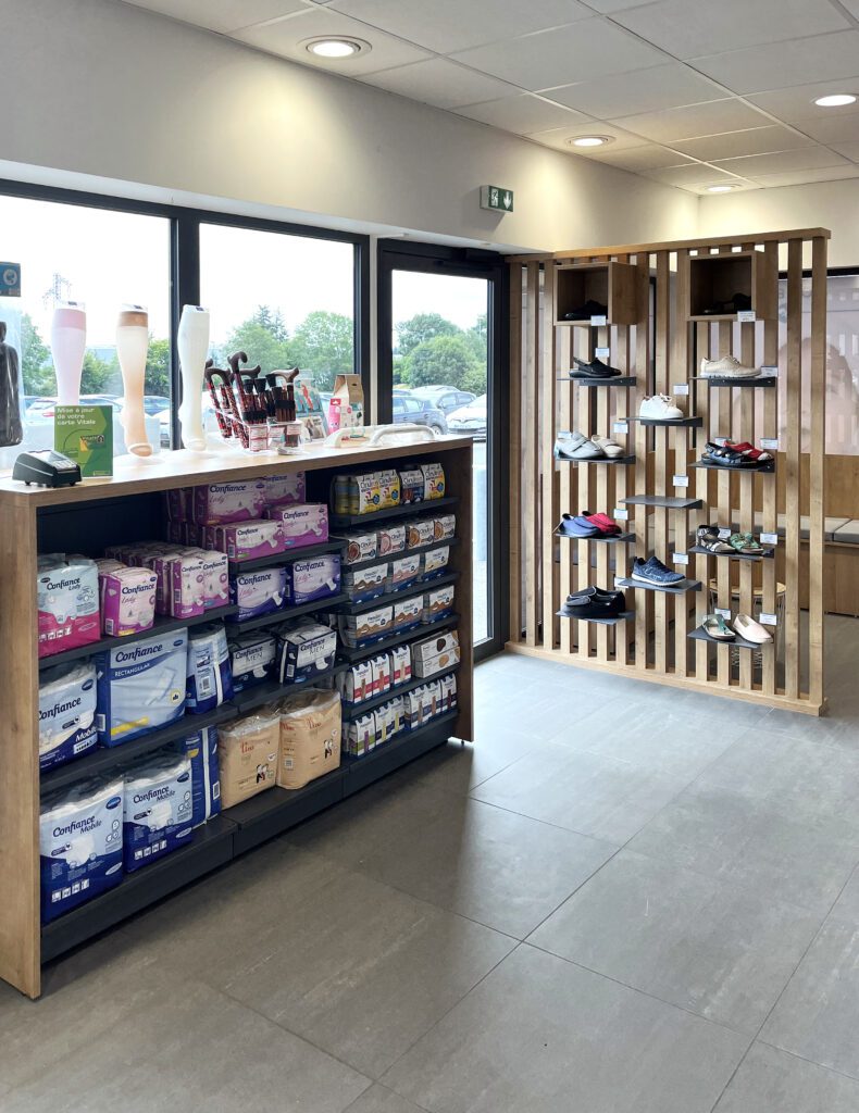 Espace orthopédie avec mobilier en bois pour exposer les produits - Agencement Proexpace