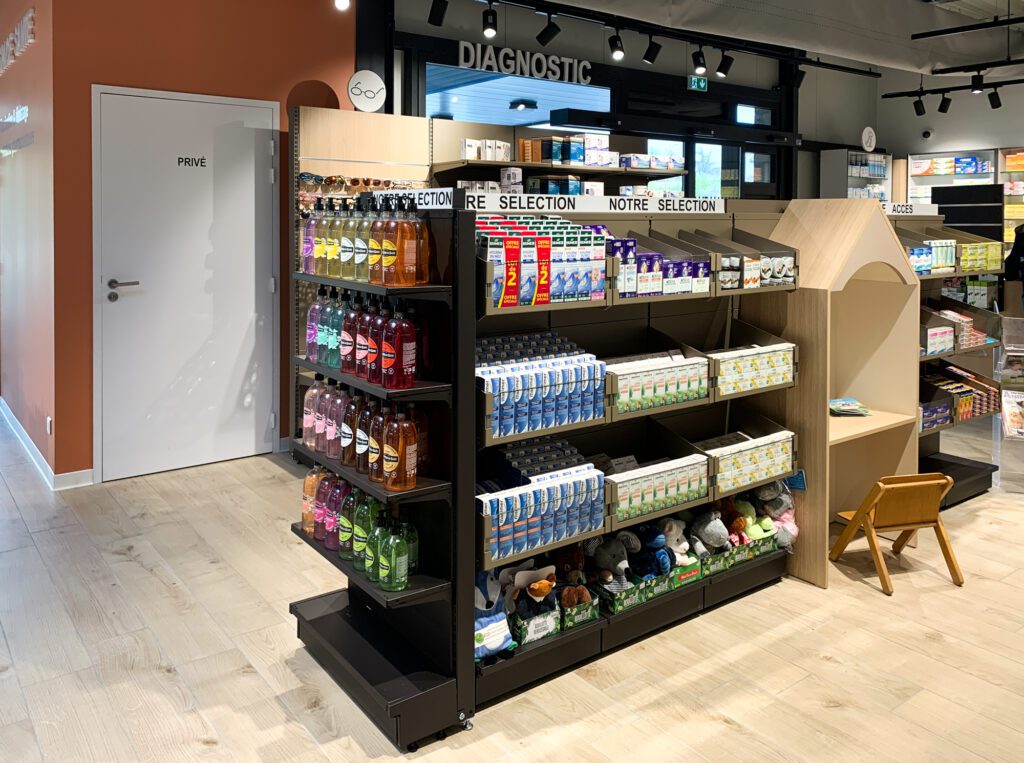 Corner enfant intégré dans une gondole. Agencement pensé pour la pharmacie de Mercurol par Proexpace