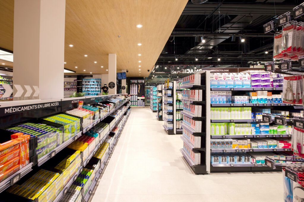 Parcours clients devant les comptoirs à ordonnances - Pharmacie Flins