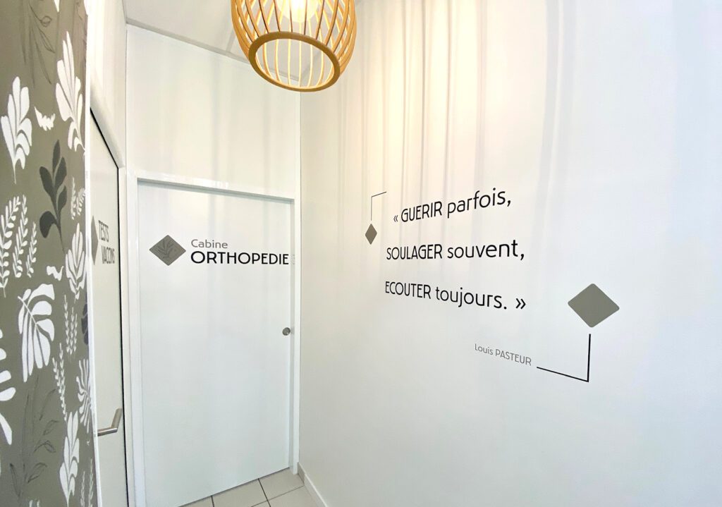 Optimisation et remodeling pharmacie de Goncelin. Signalétique cabine ortho