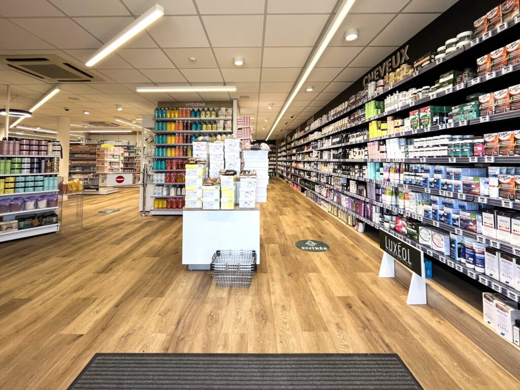 Entrée de la pharmacie avec stickers au sol pour gérer le flux