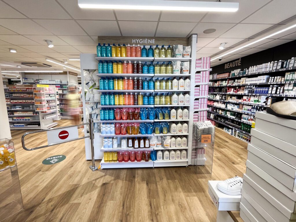 Mise en place d'un guide file par portillon de sortie - Optimisation agencement pharmacie