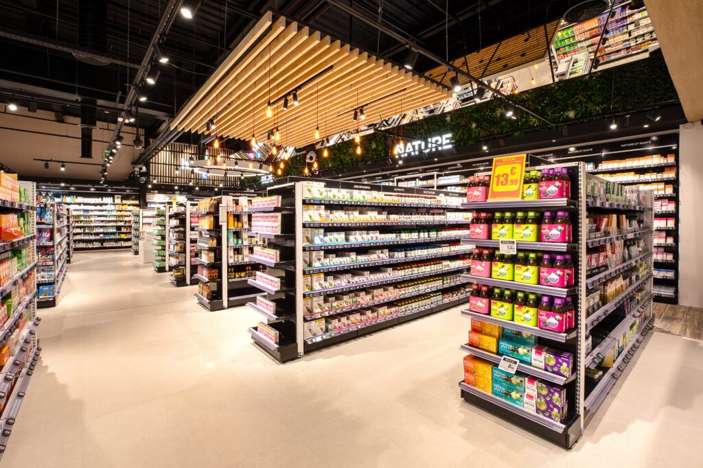 Mobilier pharmacie avec mise en valeur avec une mission de Retail Design - Suspensions et faux plafond en bois - Agenceur Proexpace