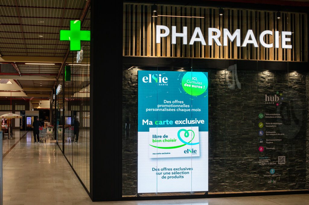 Vitrine avec communication digitale - Pharmacie de Flins