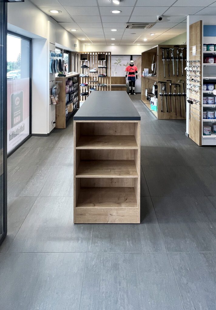 Table d'exposition en bois, espace orthopédie de la pharmacie du Plessis