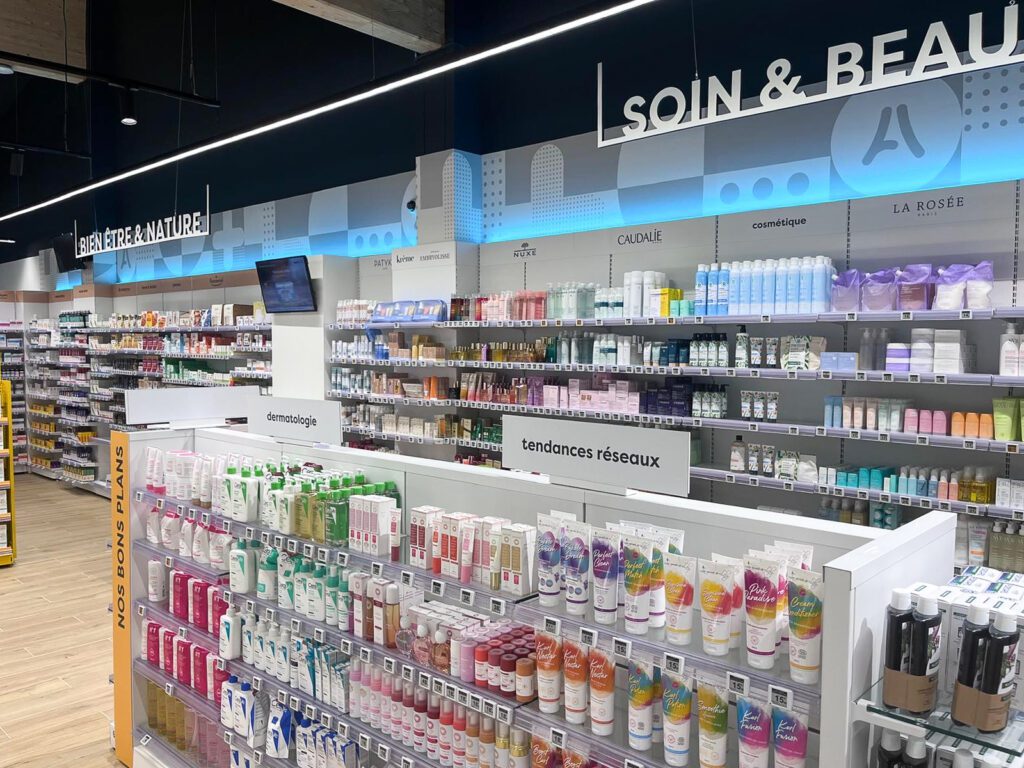 Beau mural avec éclairage et signalétique impactante - Agencement et transfert pharmacie