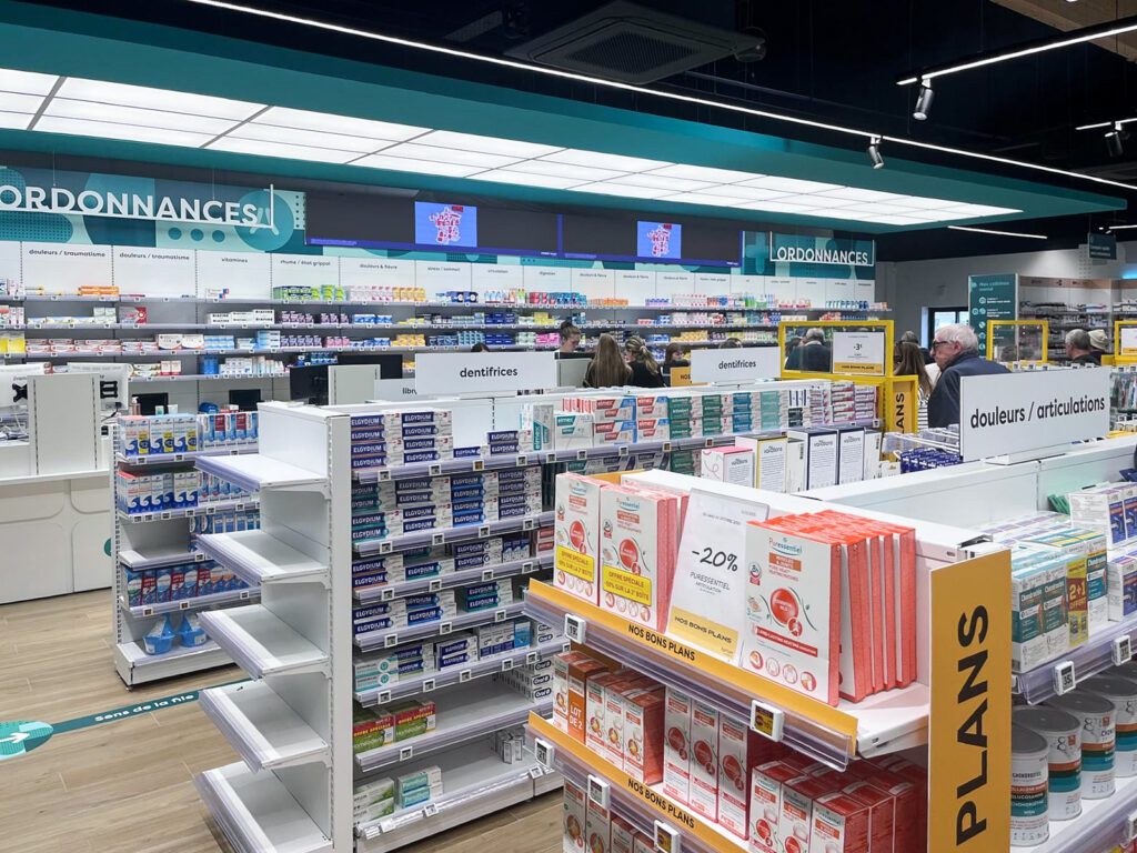 Agencement et vue sur OTC de la pharmacie
