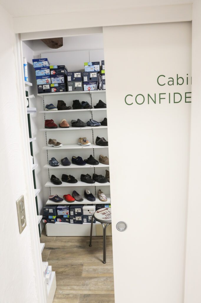 Cabine de confidentialité en pharmacie avec espace ortho