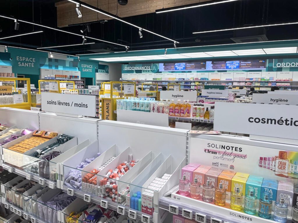 Mobilier pharmacie gondoles basses avec séparateurs acier. Agencement et transfert d'une pharmacie Aprium