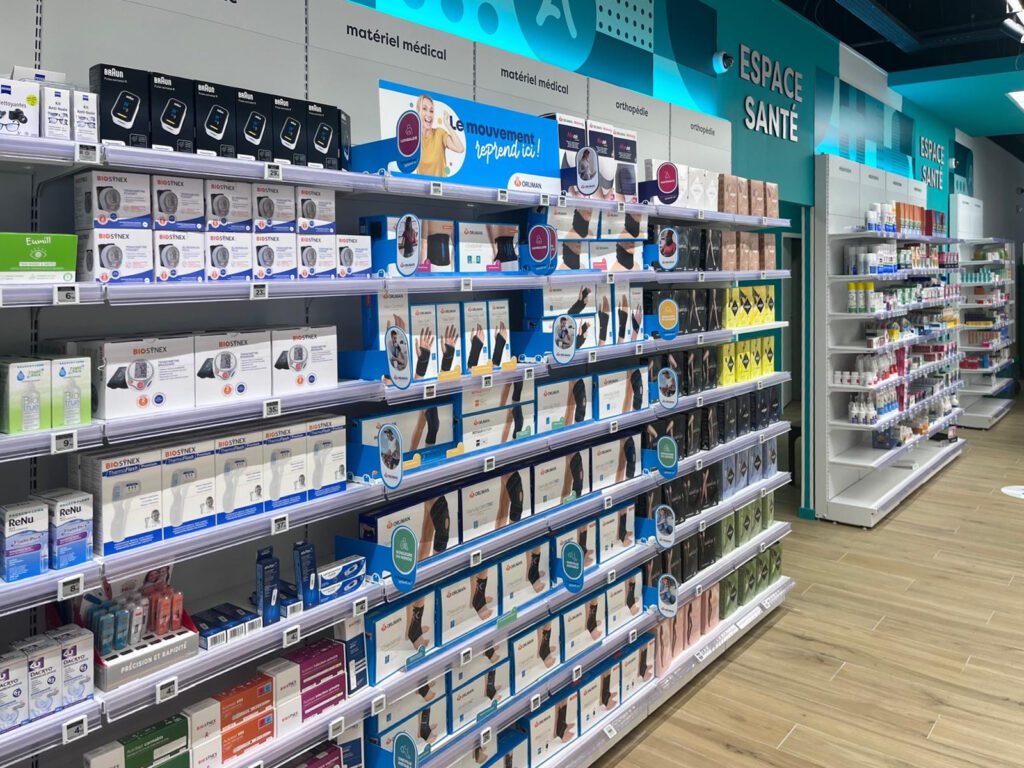 Merchandising sur mobilier mural dans la pharmacie de Saint-Soupplets