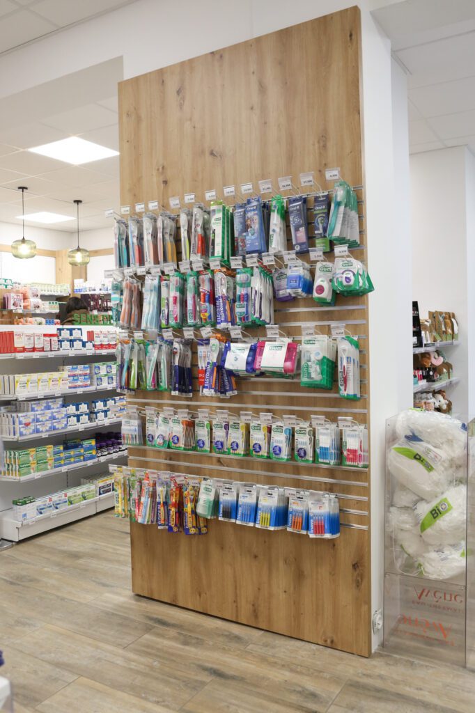 Habillage d'un pilier par des panneaux rainurés - Agencement et optimisation de pharmacie