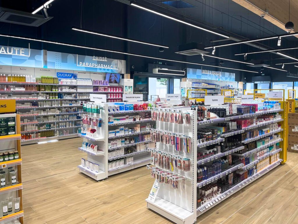 Mobiler agencemnet pharmacie - Mise en avant de produits en tête de gondole sur broches