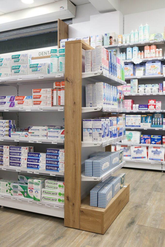 Arche bois sur tête de gondole + base bois - Mobilier agencement pharmacie