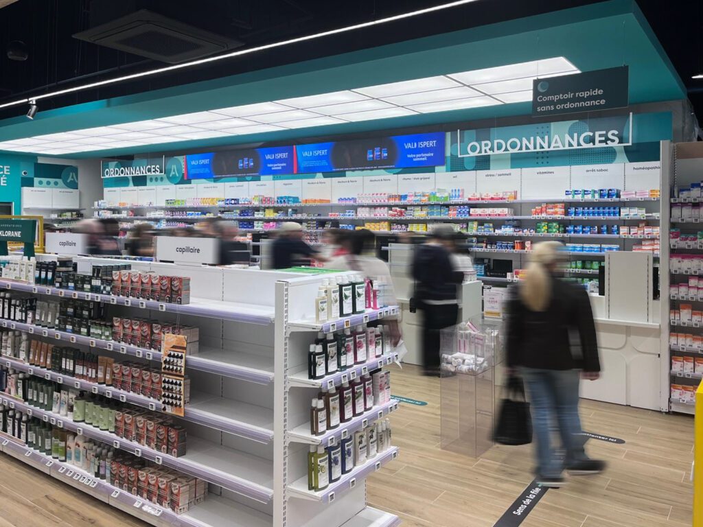 Ligne de comptoirs dans la pharmacie de Saint-Soupplets
