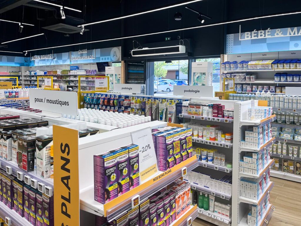 Vue dégagée de l'agencement grâce aux gondoles basses - Transfert pharmacie Saint-Soupplets