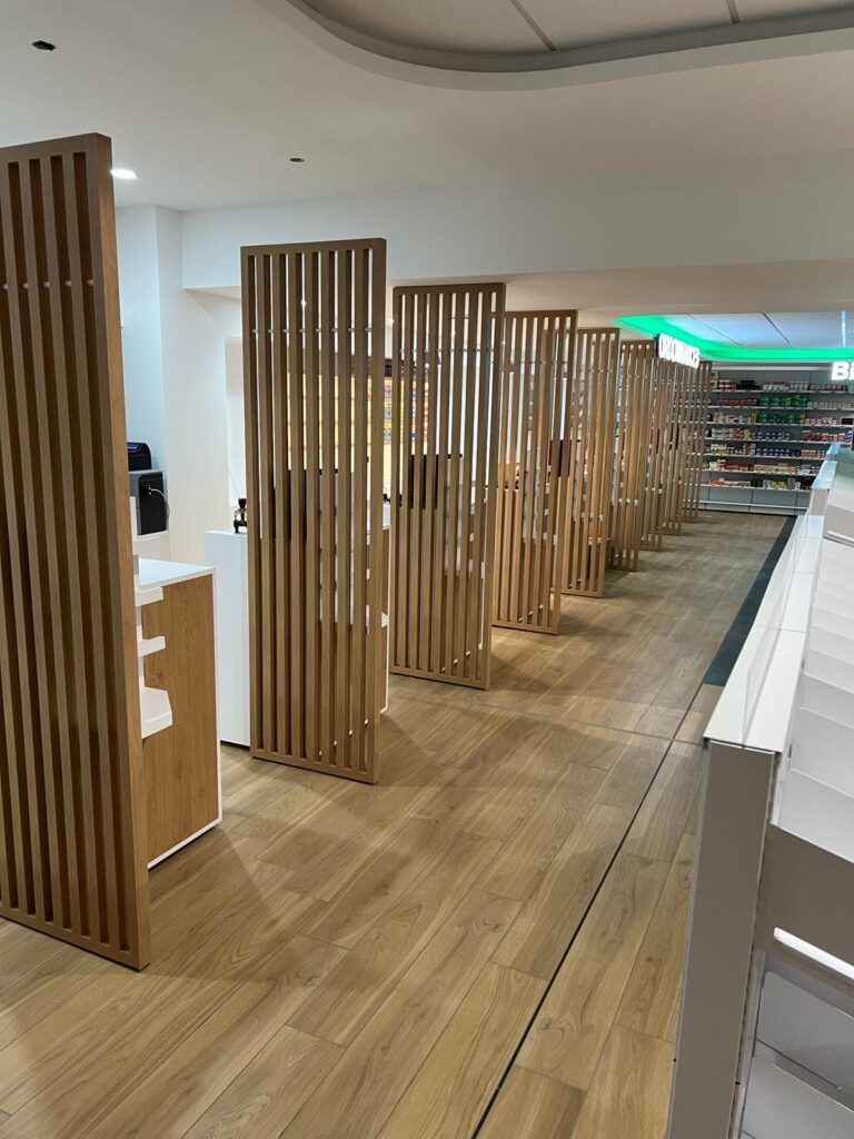 Claustras en bois composés de tasseaux verticaux. Preservation de la confidentialité et design soigné