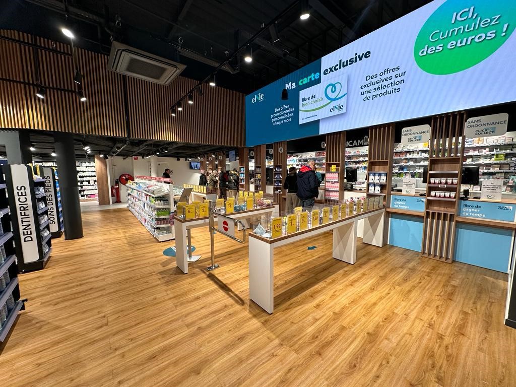 Claustra bois entre comptoirs-Agencement pharmacie