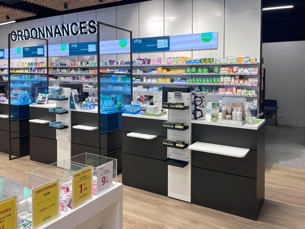 Claustras verre teinté bleu et structure metallique. Les claustras servent de separateurs et preservent la confidentialité